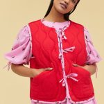 Gilet rouge à nœuds