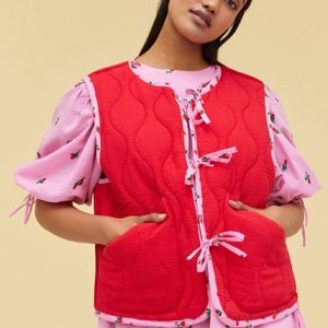 Gilet rouge à nœuds